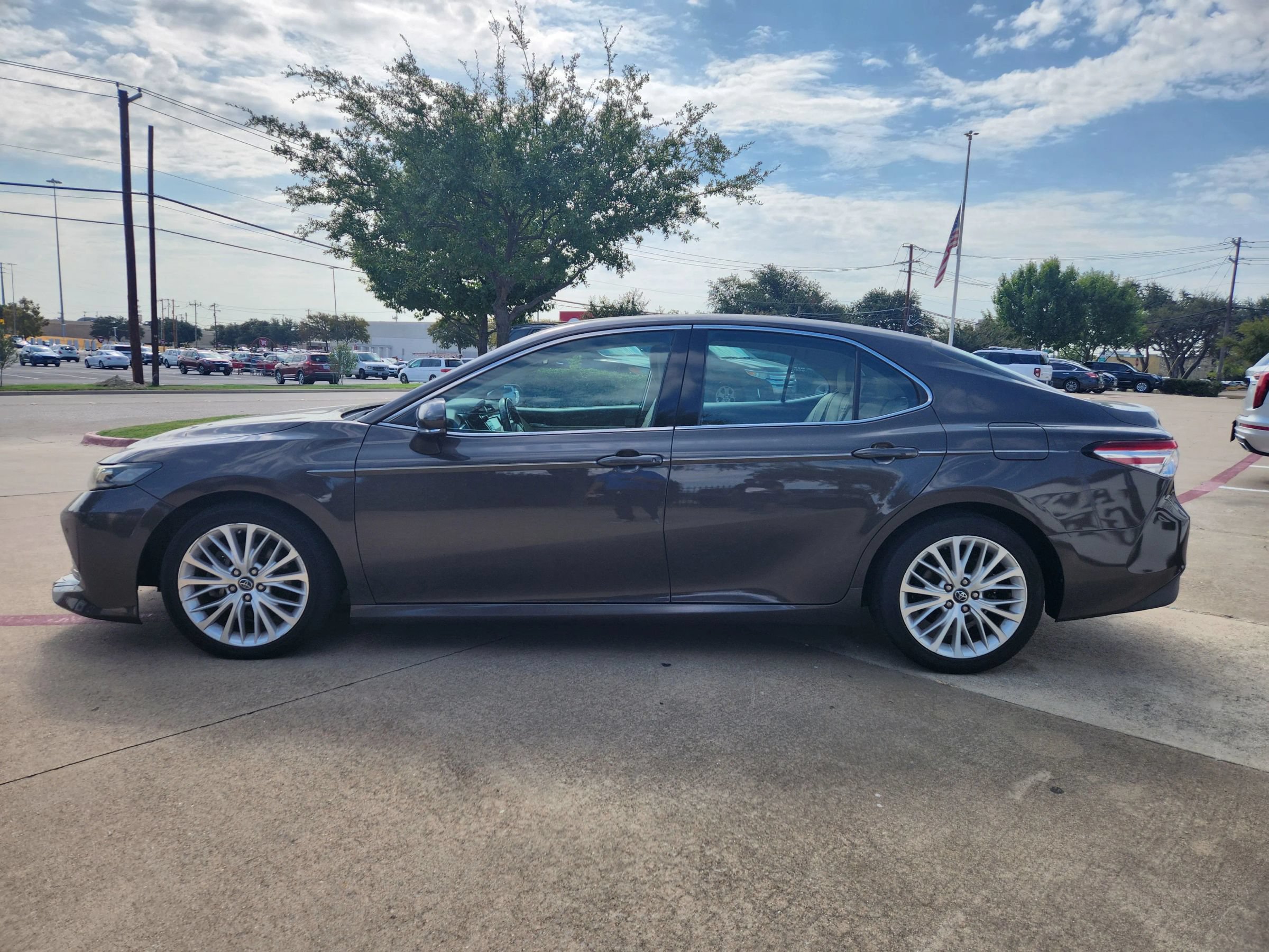 Used 2018 Toyota Camry XLE FWD image 2