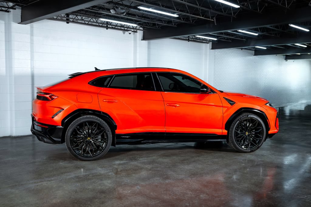 Used 2025 Lamborghini Urus SE AWD/4WD image 2