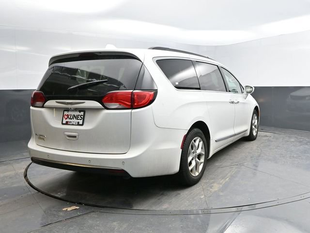 Used 2017 Chrysler Pacifica Touring-L w/ Tire & Wheel Group image 9