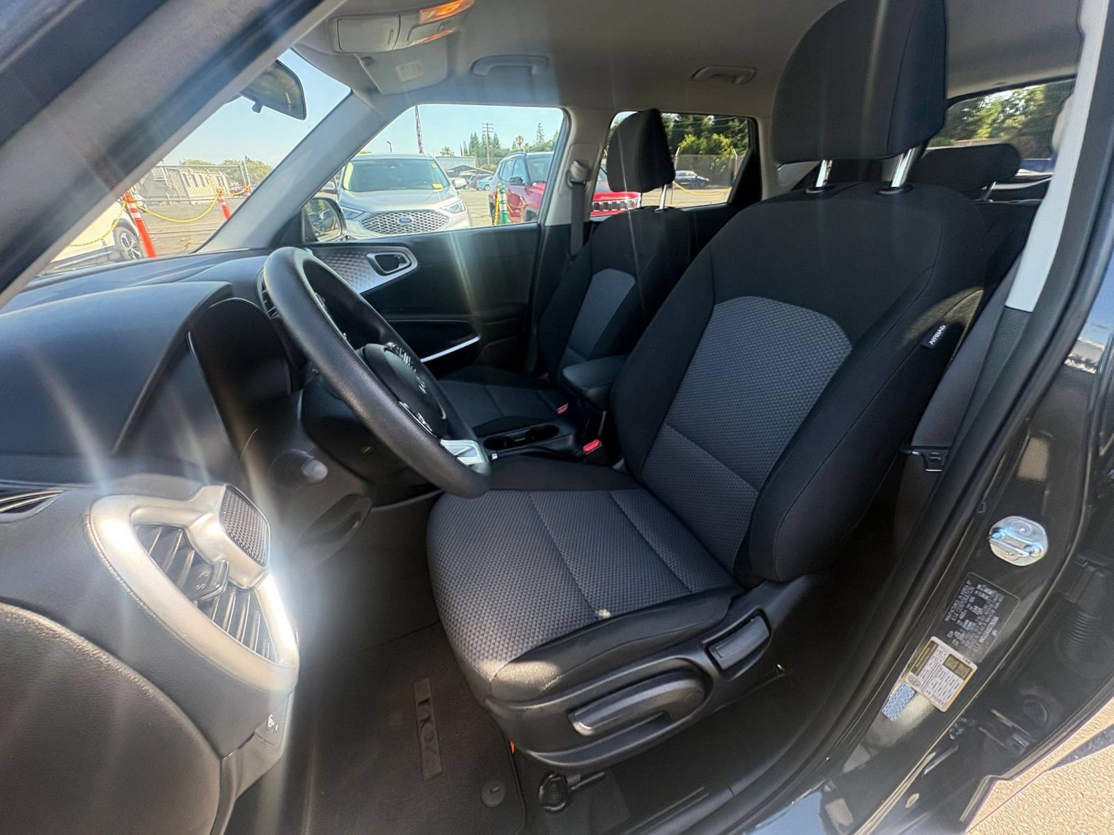 Used 2025 Kia Soul LX w/ LX Technology Package FWD image 34