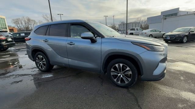 Used 2022 Toyota Highlander XLE image 2