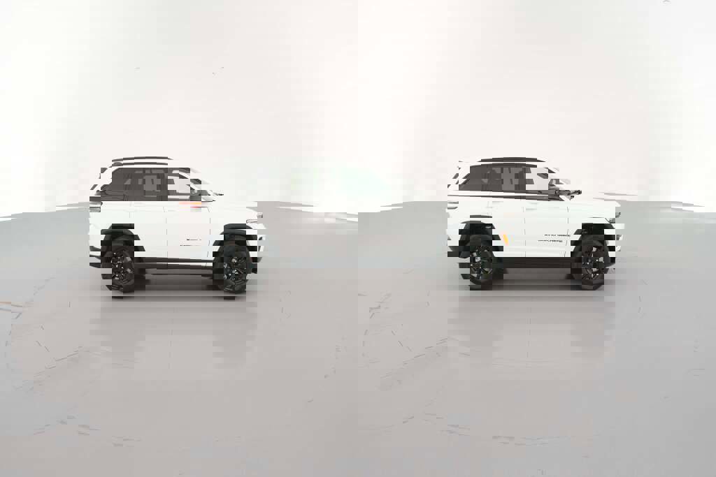 New 2025 Jeep Grand Cherokee Altitude image 14