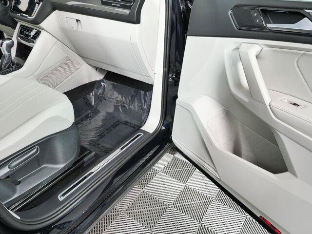 Used 2024 Volkswagen Tiguan SE R-Line FWD image 16