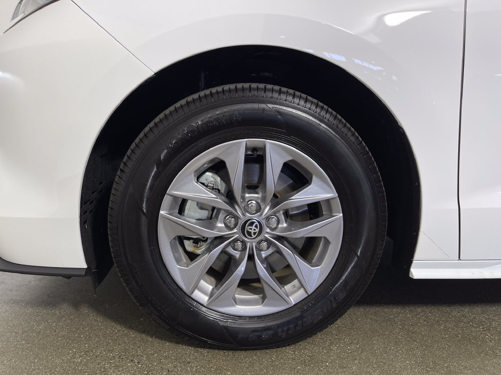 Certified 2026 Toyota Sienna LE FWD image 11