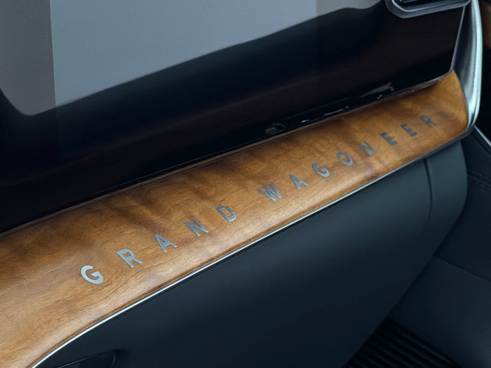 Used 2023 Jeep Grand Wagoneer L Series II w/ Premium Group II AWD/4WD image 39