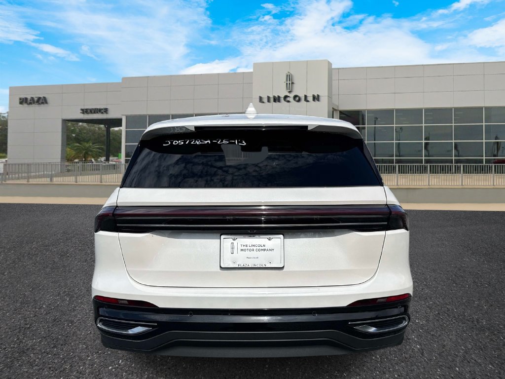 Used 2025 Lincoln Nautilus Premier AWD/4WD image 4
