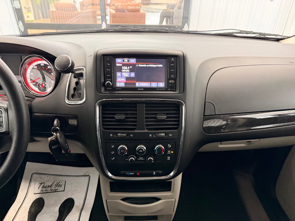 Used 2018 Dodge Grand Caravan SE w/ UConnect Hands-Free Group image 25