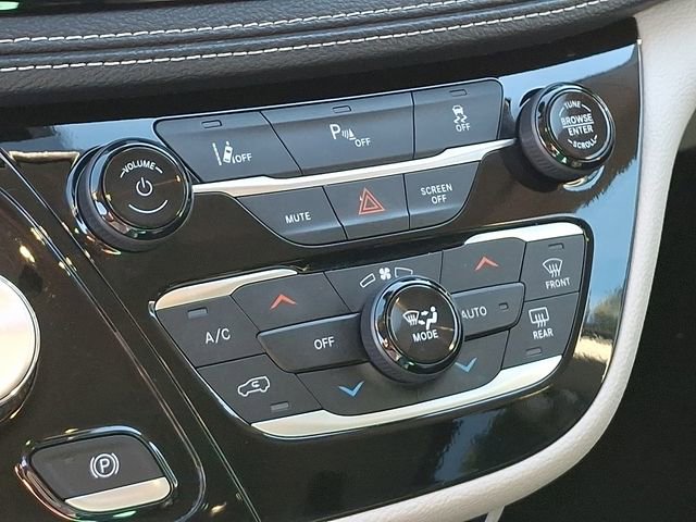 Used 2024 Chrysler Pacifica Select FWD image 19
