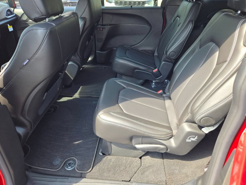 New 2027 Chrysler Pacifica Select AWD/4WD image 17