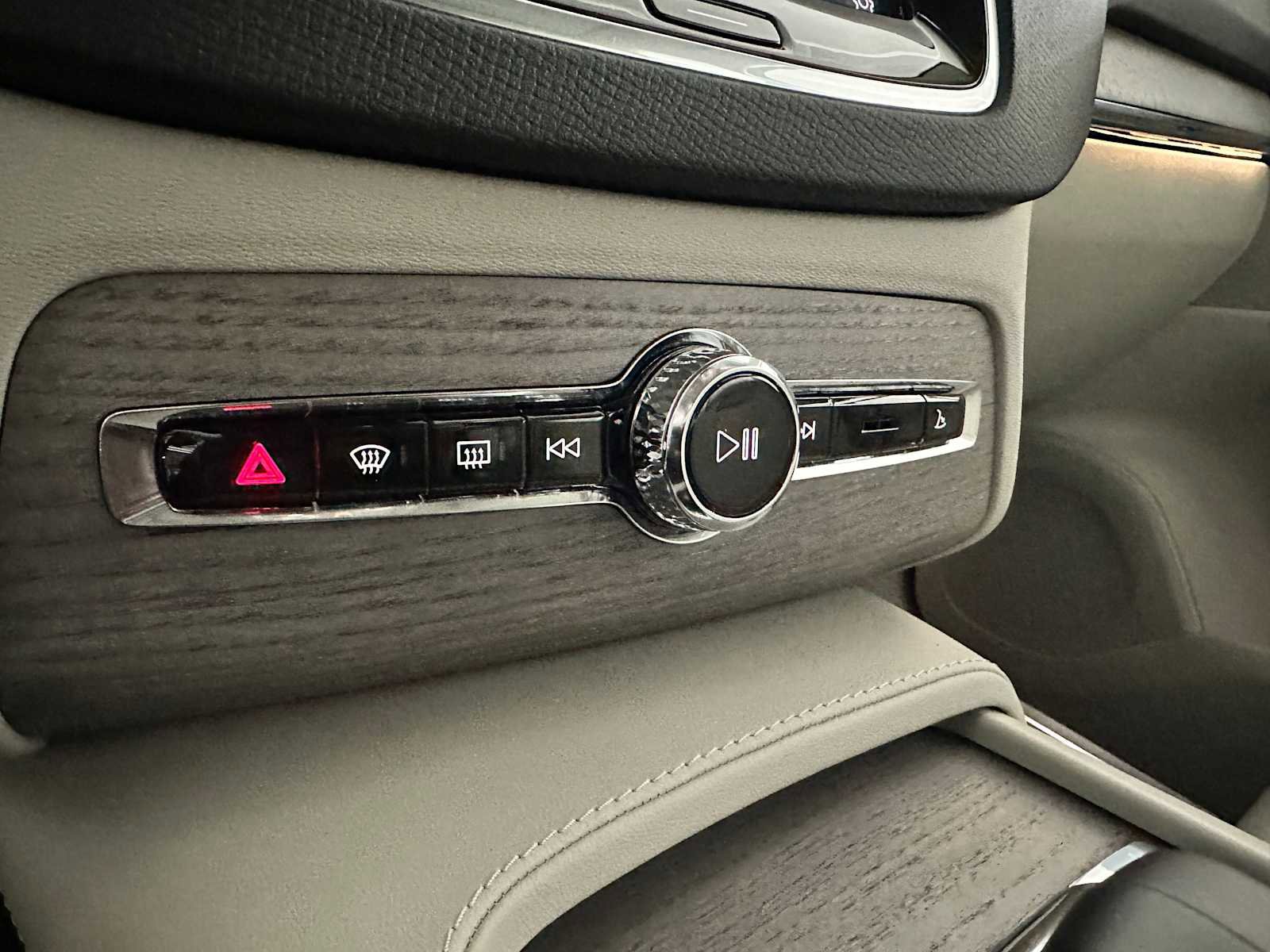 Used 2023 Volvo XC90 B5 Plus w/ Protection Package Premier image 26