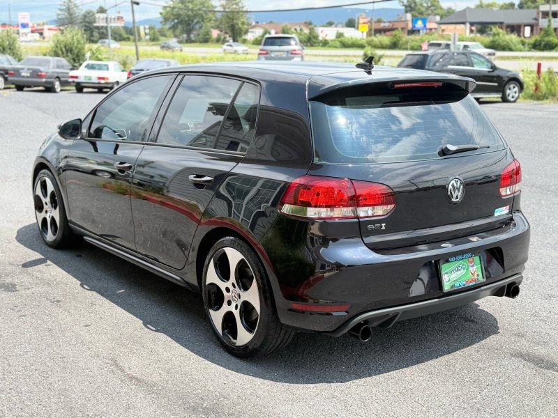 Used 2011 Volkswagen Golf 4-Door FWD image 8