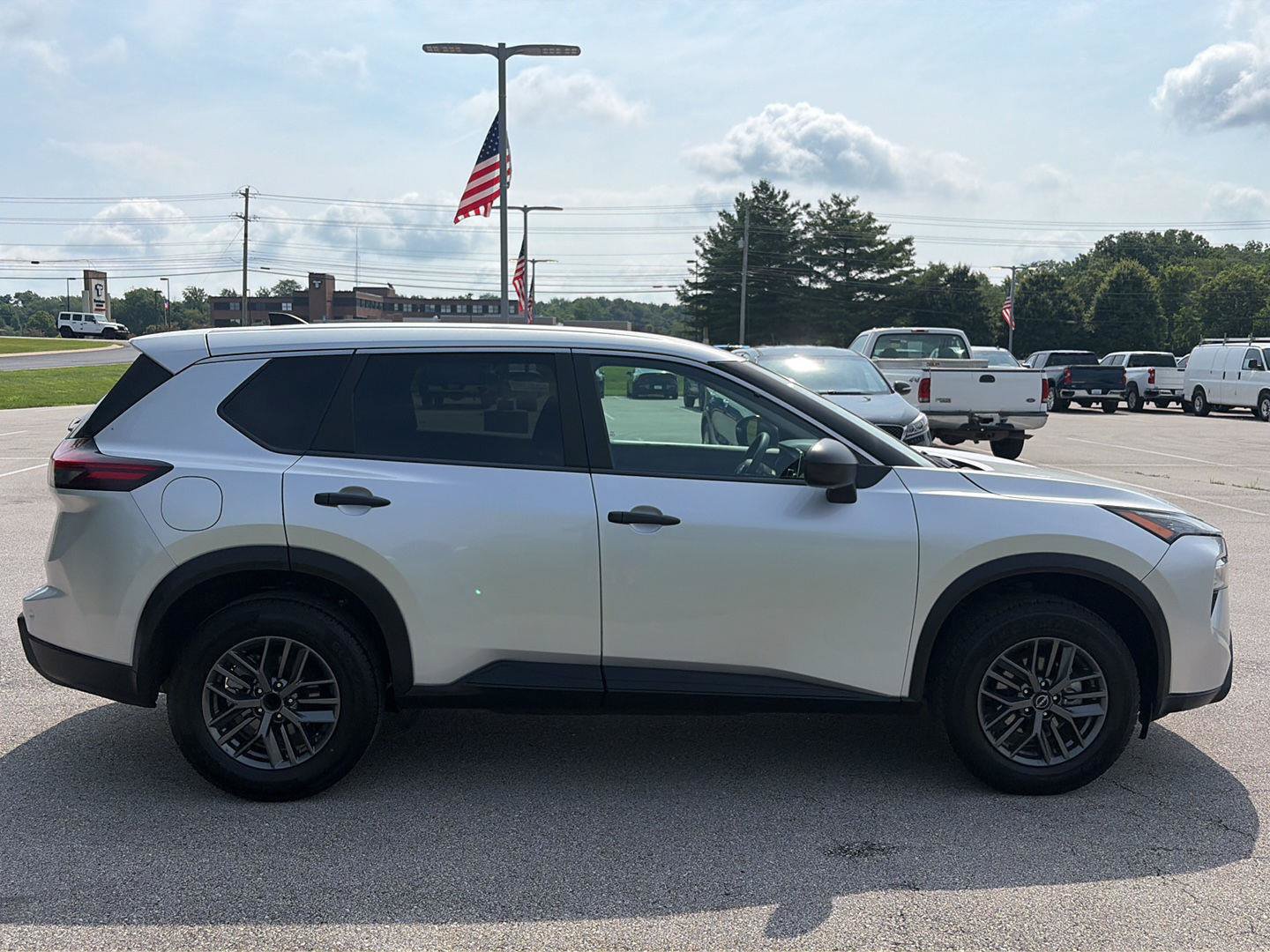 Used 2024 Nissan Rogue S FWD image 5