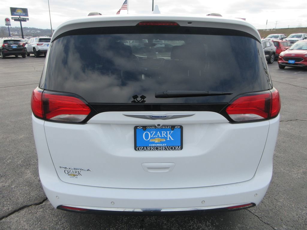 Used 2020 Chrysler Pacifica Touring-L image 4