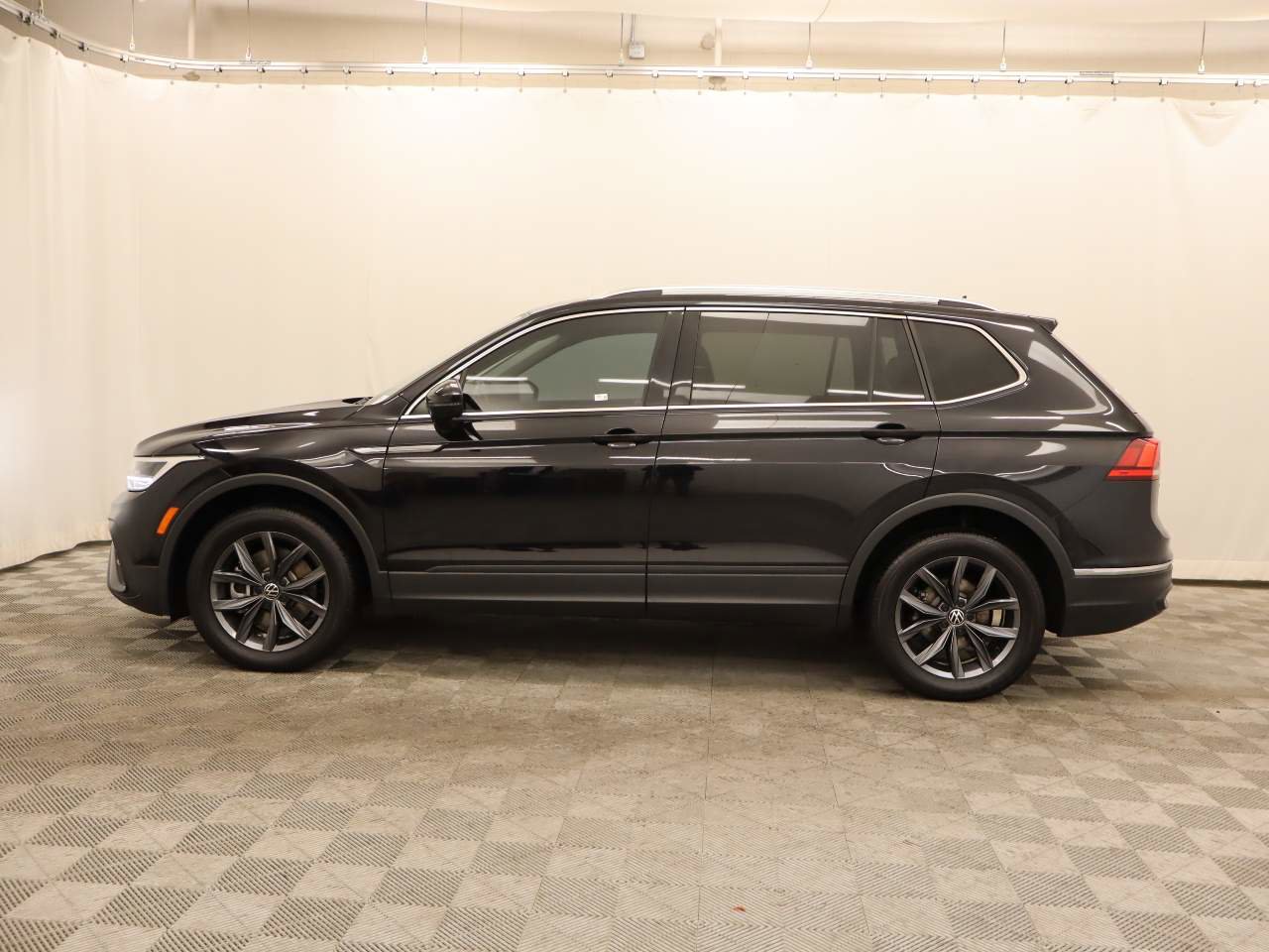 Used 2022 Volkswagen Tiguan SE w/ Panoramic Sunroof Package image 2