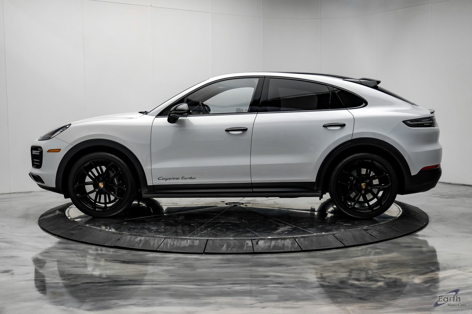 Used 2022 Porsche Cayenne Turbo image 5