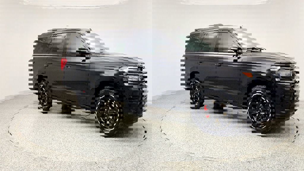 Used 2023 Ford Expedition Limited image 3