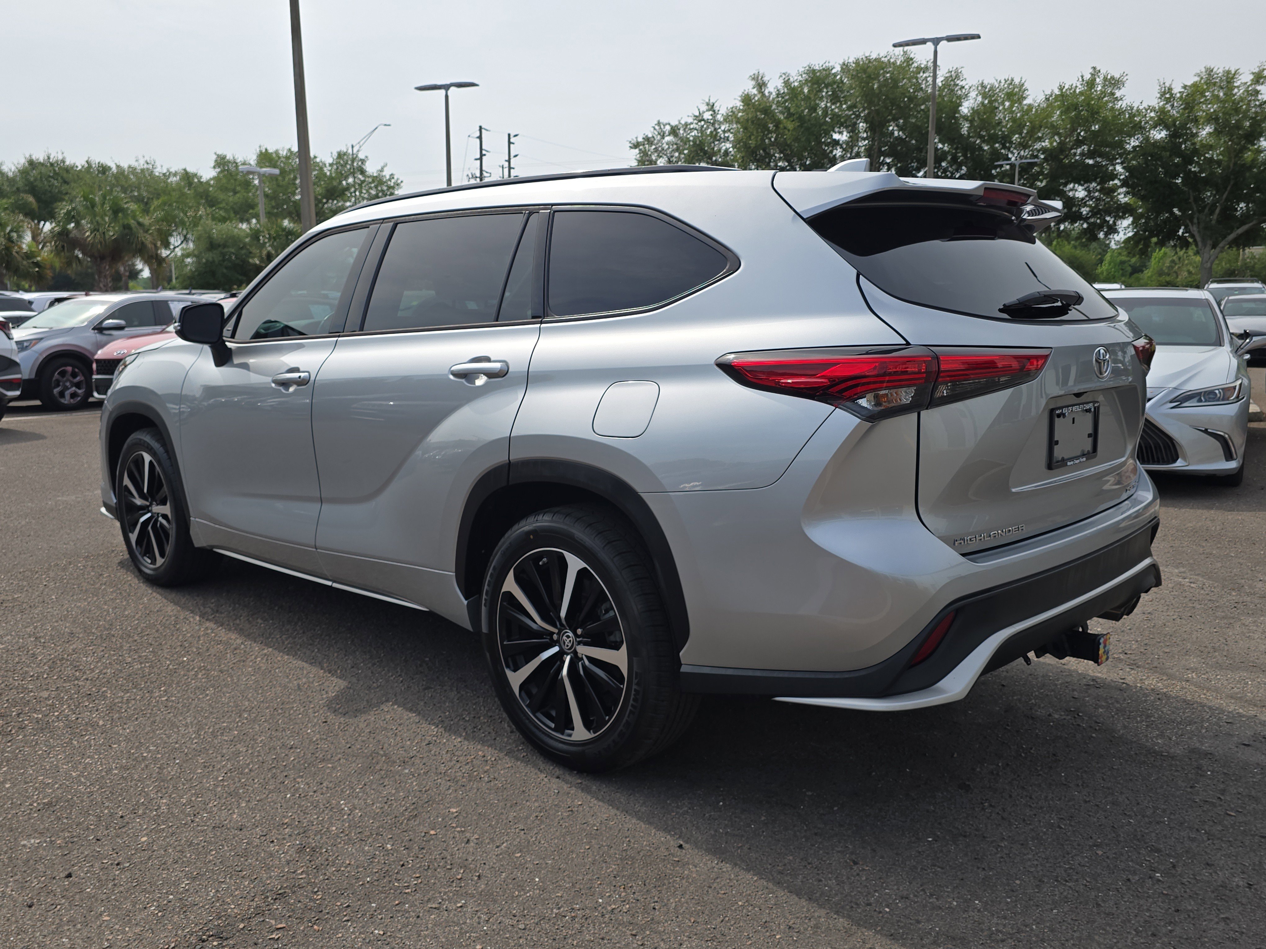 Used 2022 Toyota Highlander XSE AWD/4WD image 6