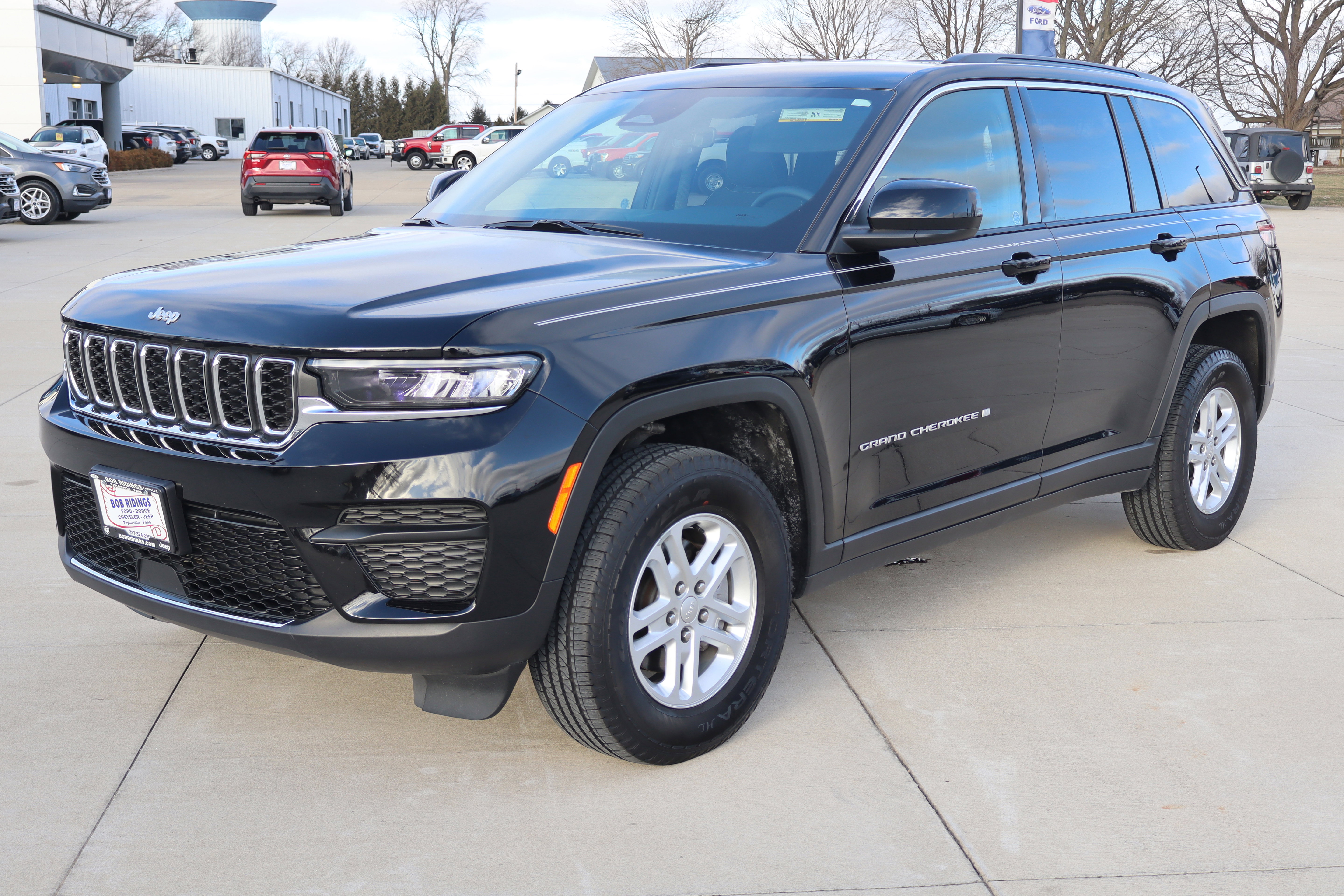 Used 2025 Jeep Grand Cherokee Laredo image 2
