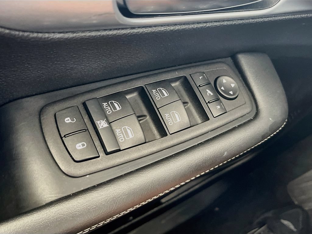 Used 2026 Chrysler Pacifica Limited FWD image 18