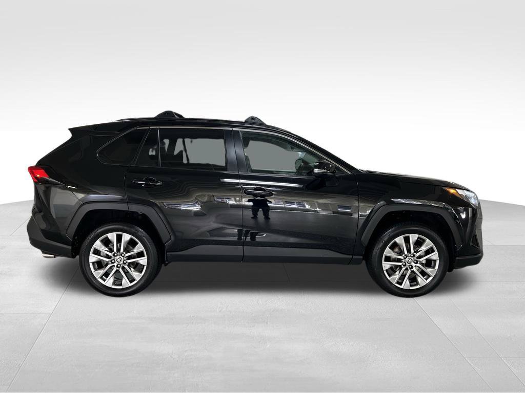 Used 2022 Toyota RAV4 XLE Premium AWD/4WD image 6