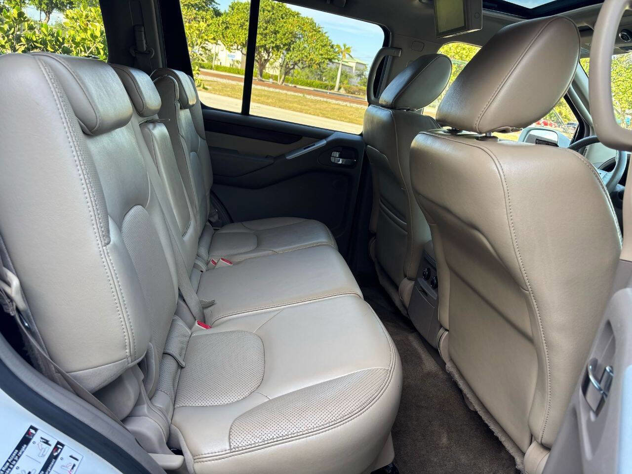 Used 2011 Nissan Pathfinder LE w/ Navigation Pkg AWD/4WD image 19