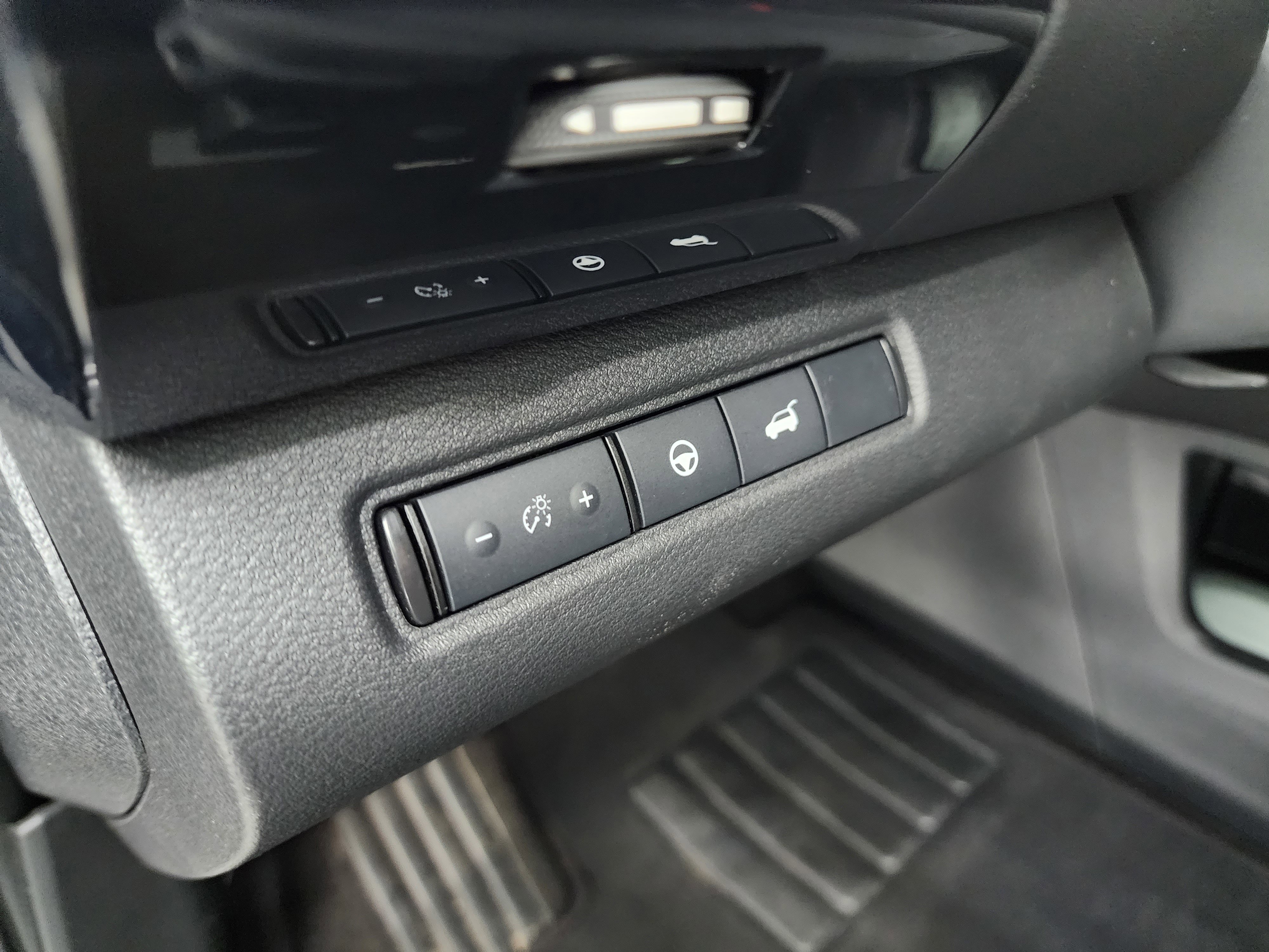 Used 2025 Nissan Pathfinder SV image 38