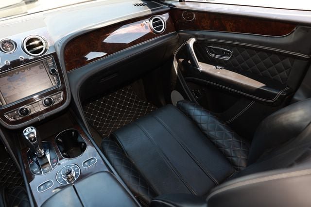 Used 2018 Bentley Bentayga AWD/4WD image 25