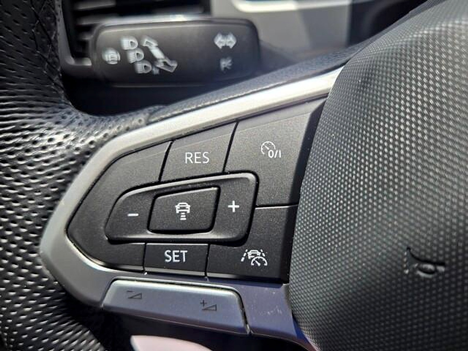 Used 2023 Volkswagen Atlas Cross Sport SEL R-Line AWD/4WD image 25