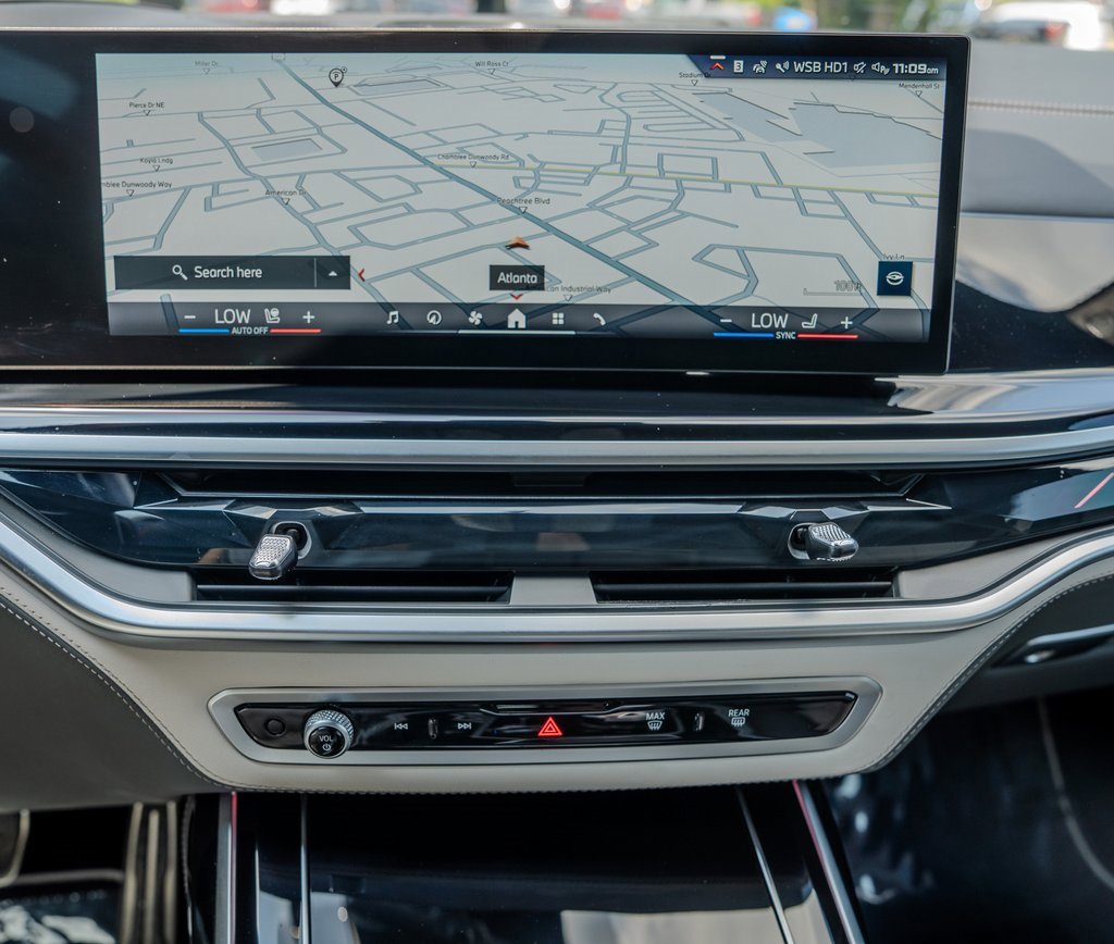 Used 2025 BMW X7 M60i image 11