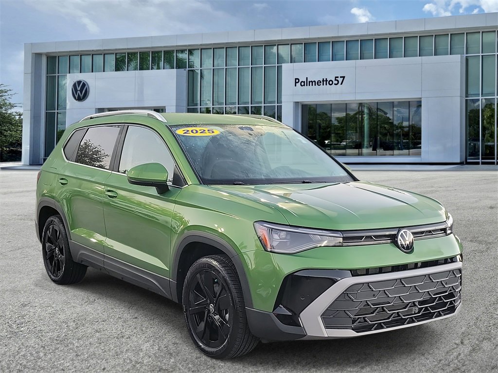 Used 2025 Volkswagen Taos SE w/ Black Wheel Package image 3