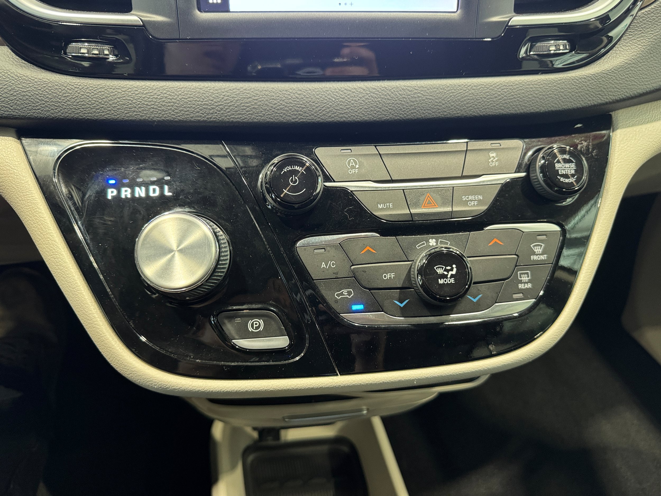 Used 2022 Chrysler Voyager LX FWD image 19