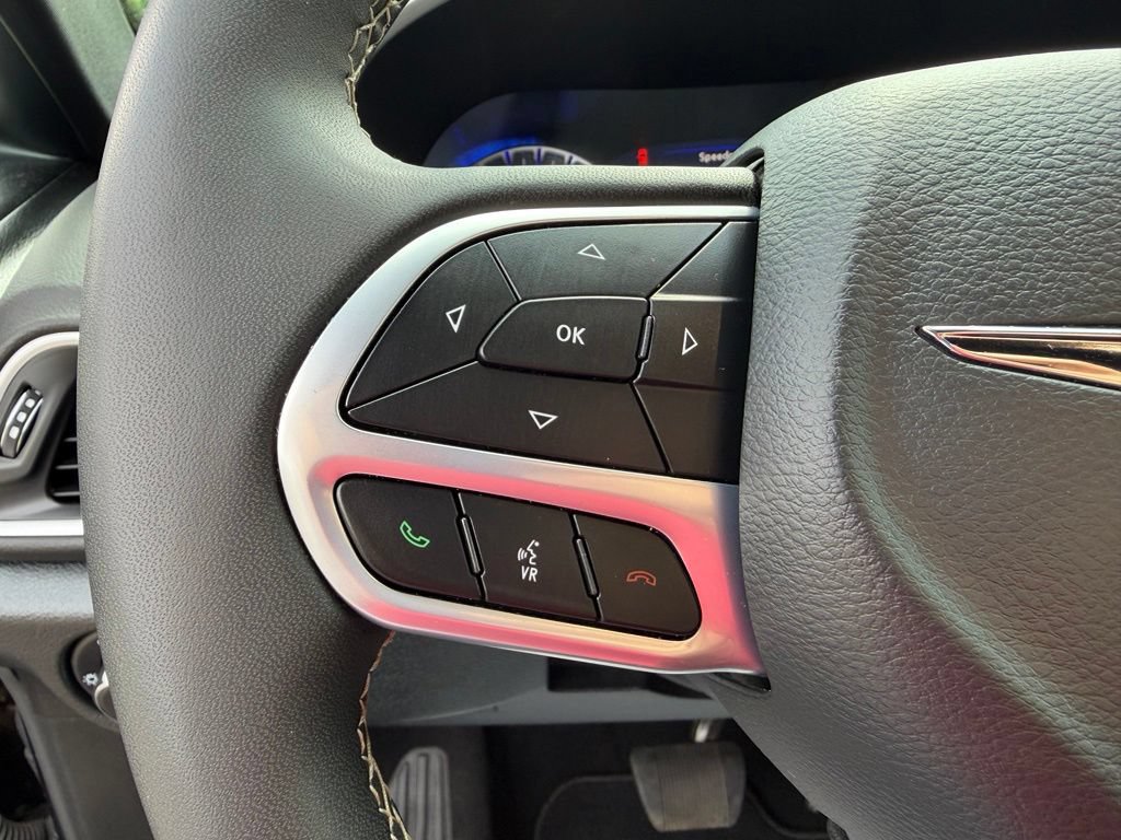 Used 2025 Chrysler Pacifica Select FWD image 12
