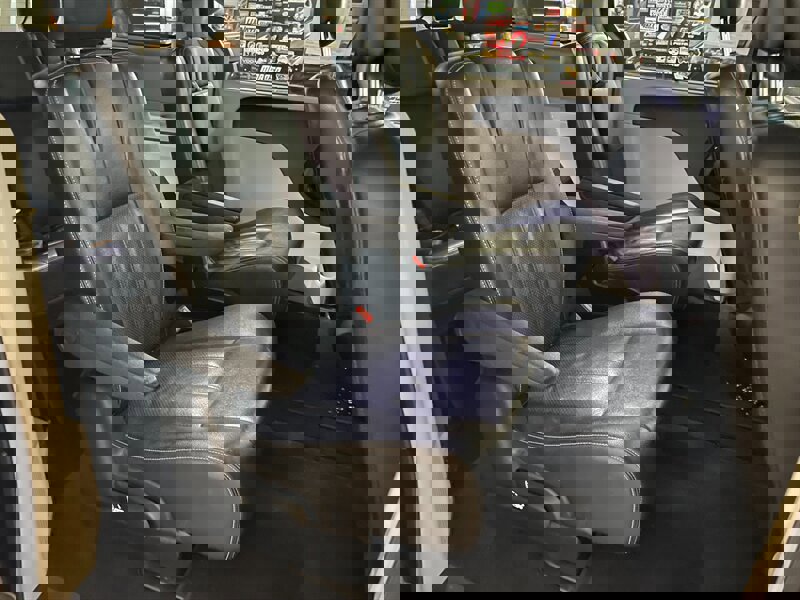 Used 2014 Chrysler Town & Country Touring-L w/ Driver Convenience Group image 21