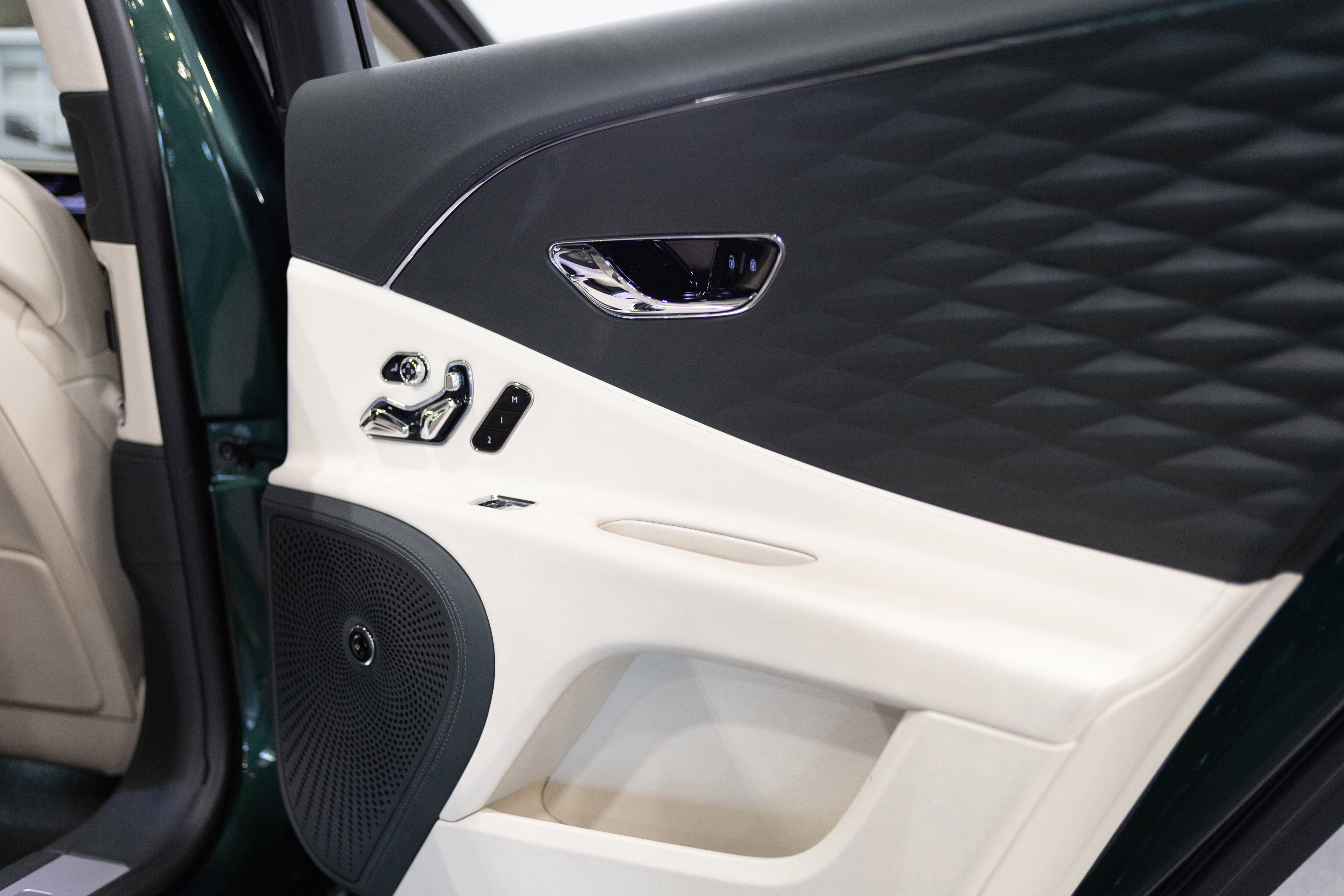 Used 2023 Bentley Flying Spur Plug-In Hybrid AWD/4WD image 38