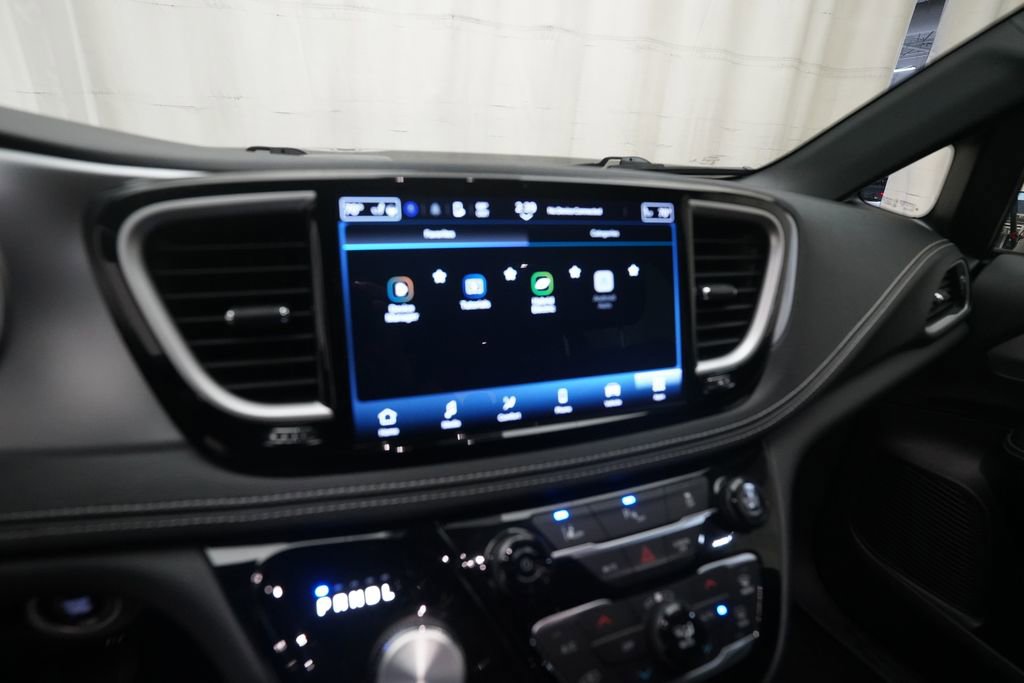 Used 2023 Chrysler Pacifica Touring-L w/ S Appearance Package image 6