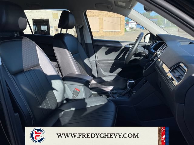 Used 2024 Volkswagen Tiguan SE AWD/4WD image 35