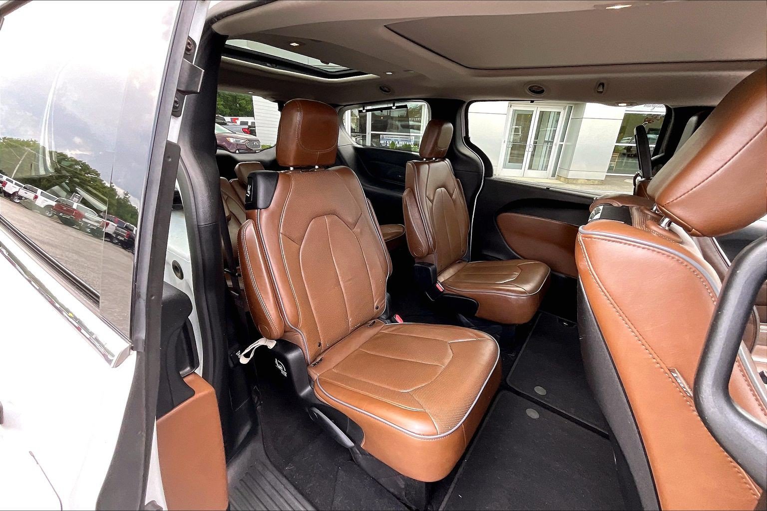 Used 2018 Chrysler Pacifica Limited w/ Tire & Wheel Group FWD image 26