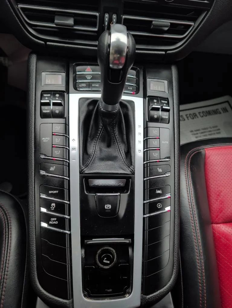 Used 2021 Porsche Macan w/ Premium Package image 20