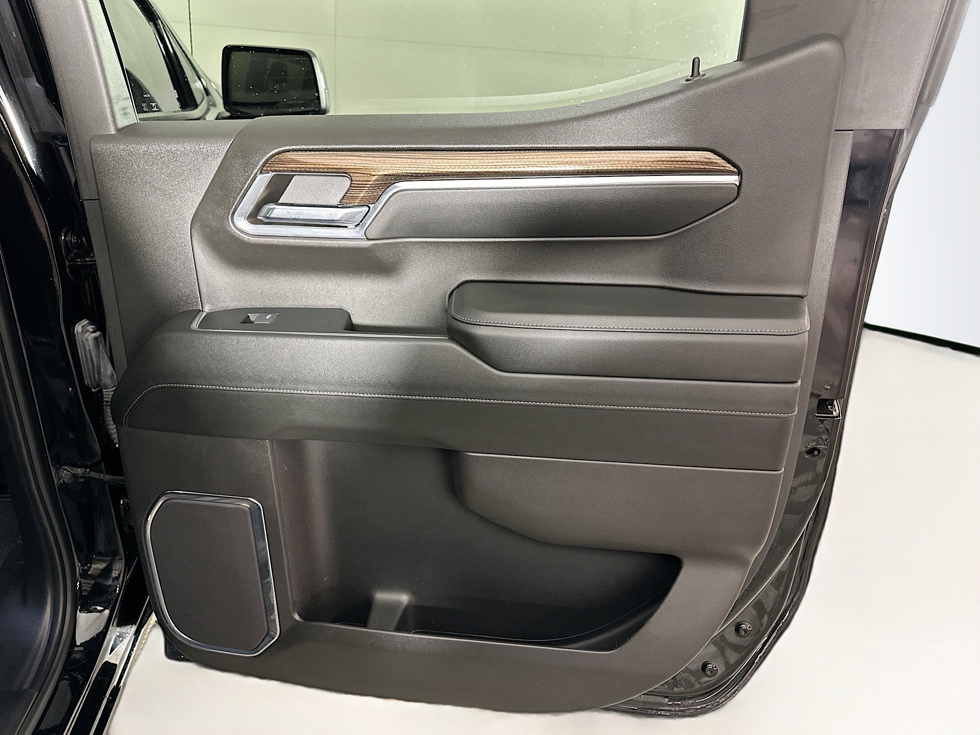 Used 2024 Chevrolet Silverado 1500 LT image 28