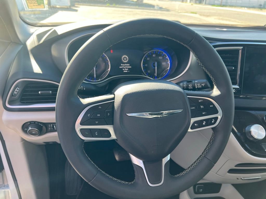 Used 2024 Chrysler Pacifica Touring-L image 11
