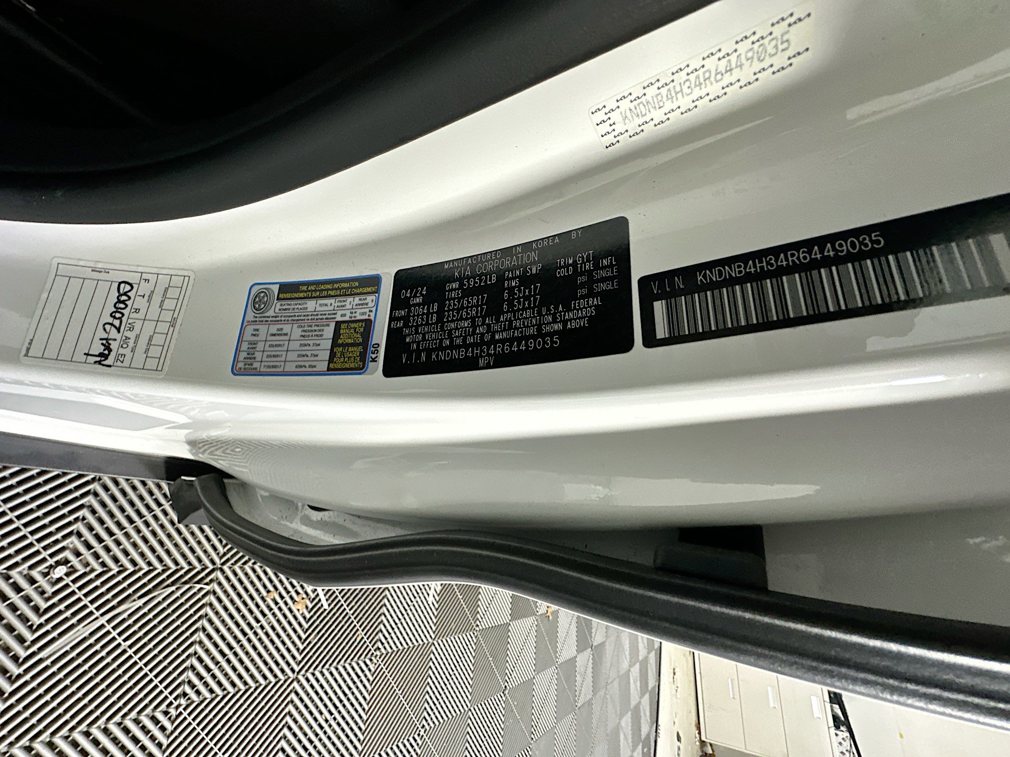 Used 2024 Kia Carnival LX image 12