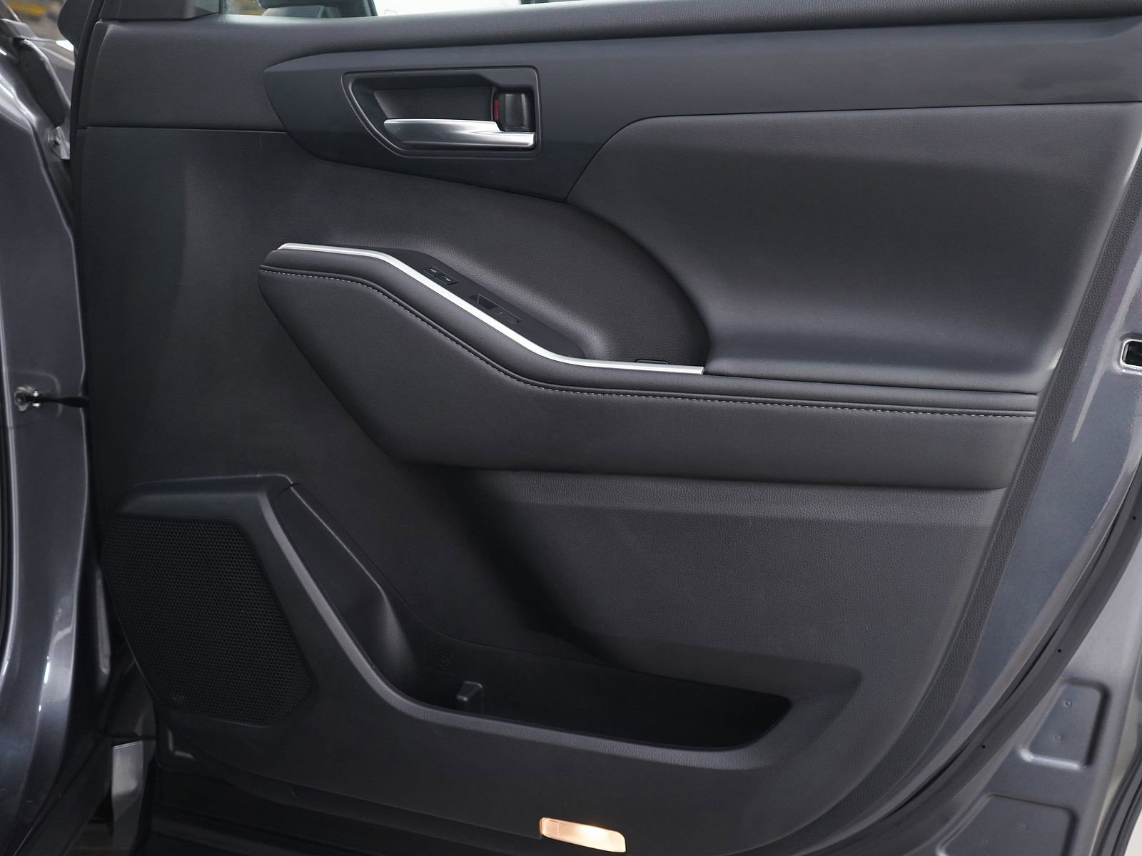 Used 2021 Toyota Highlander XLE image 9