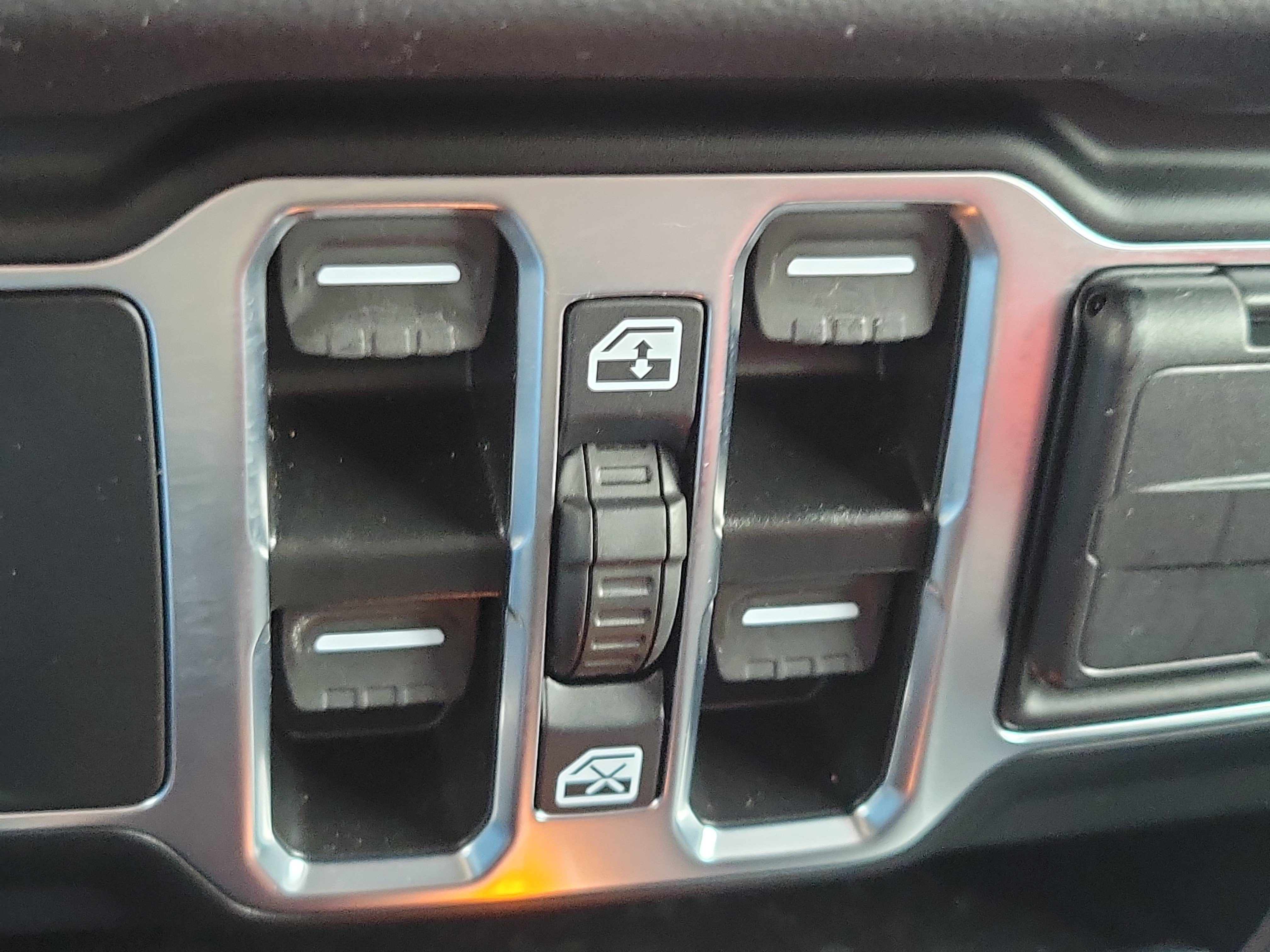 Used 2025 Jeep Wrangler Unlimited Sahara w/ Safety Group AWD/4WD image 22
