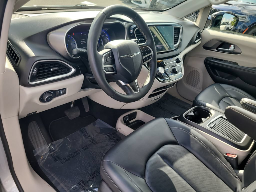 Used 2024 Chrysler Pacifica Touring-L FWD image 21