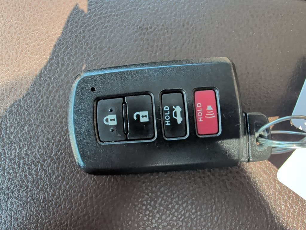 Used 2015 Toyota Avalon Limited w/ Technology Package FWD image 19