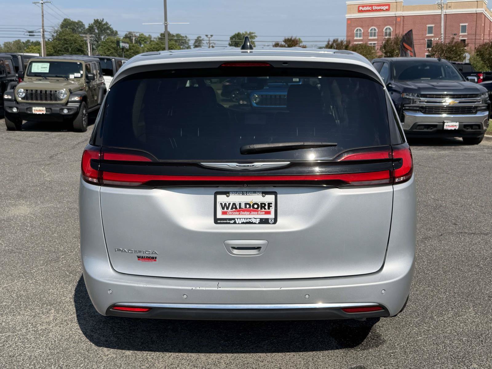 Used 2023 Chrysler Pacifica Touring-L FWD image 4