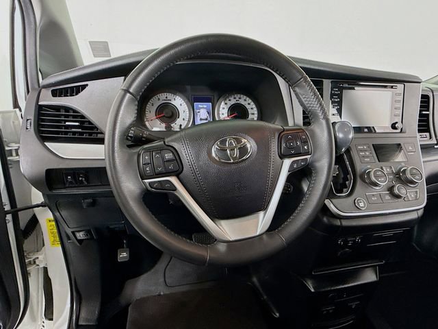 Used 2020 Toyota Sienna SE w/ SE Preferred Package FWD image 11