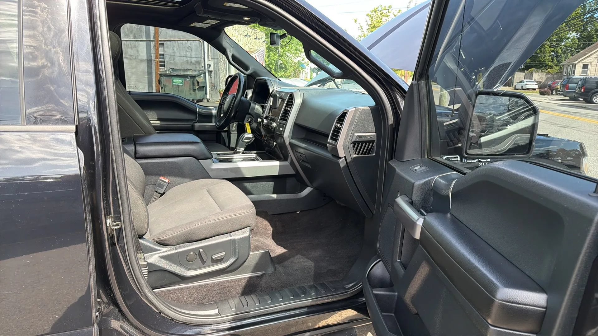 Used 2019 Ford F150 XLT w/ Equipment Group 302A Luxury AWD/4WD image 23