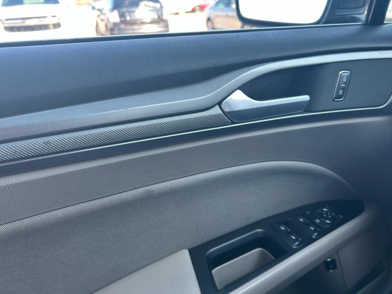 Used 2017 Ford Fusion SE image 28