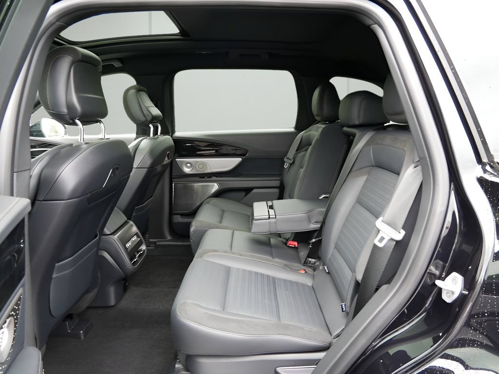 Used 2025 Lincoln Nautilus Reserve AWD/4WD image 11